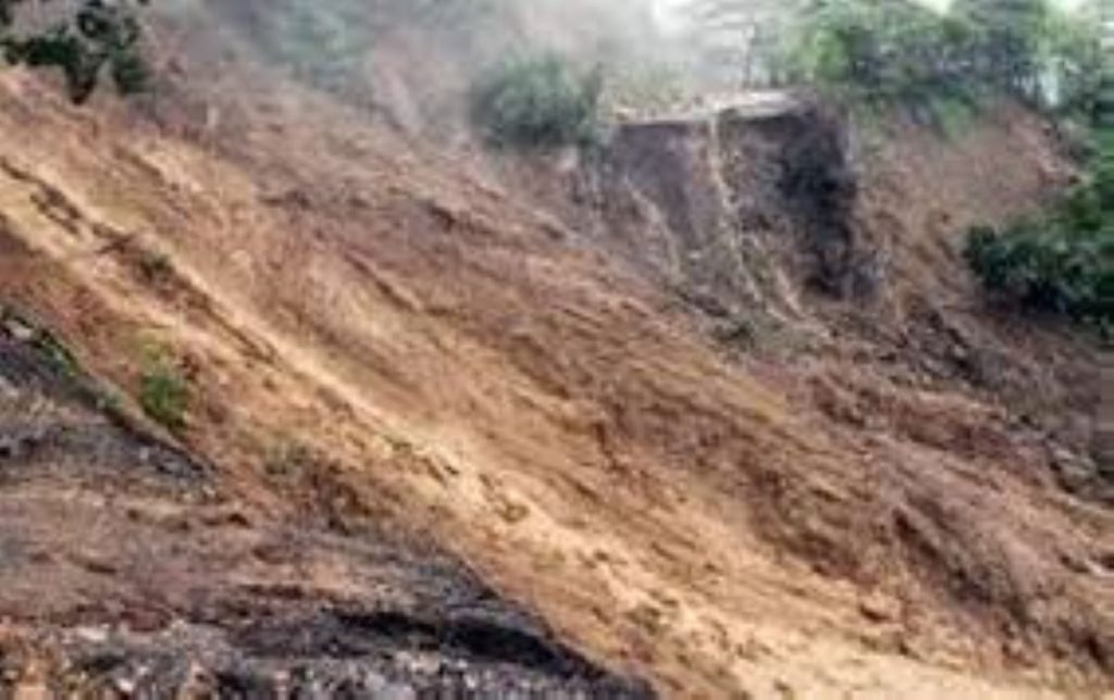 पहिरोमा परी एकै परिवारका ५ जना सम्पर्कविहीन, २ जनाको मृत्यु