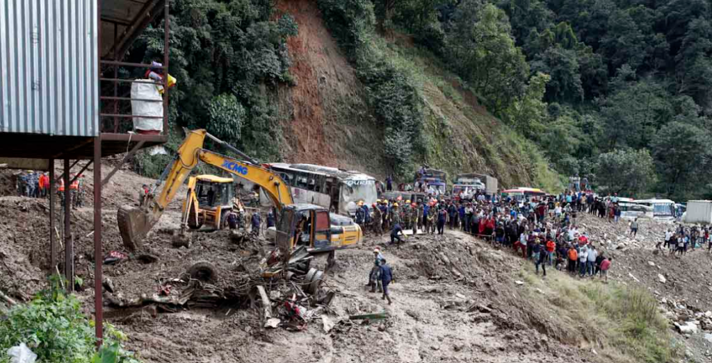 झ्याप्ले खोलामा अवरुद्ध सडक खुल्याे, १७ सय सवारी काठमाडौं  भित्रिए