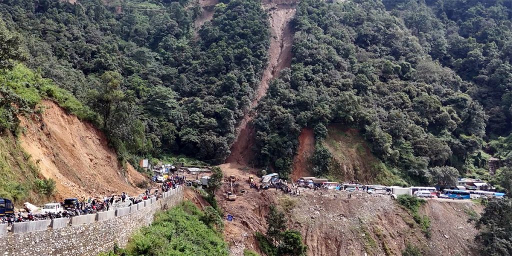 बाढीपहिराका कारण बीपी राजमार्ग र भित्री सडक आसापास बस्नेको जनजीवन कष्टकर