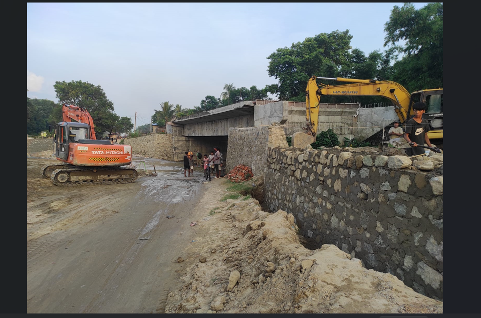 हुलाकी राजमार्गअन्तर्गत कालिया खोलामा पुल र आसपास सडक कालोपत्र नहुँदा समस्या