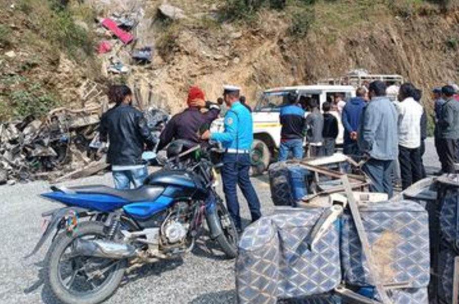 डडेल्धुरा बस दुर्घटना : मृतकको सङ्ख्या पाँच पुग्यो, घाइते १२ जनालाई धनगढी ‘रिफर’