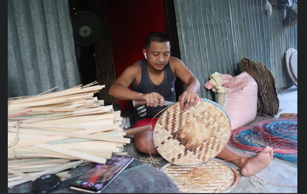 इटहरीका दश परिवार नाङ्लो बुनेर लोभलाग्दो आम्दानी गर्दै