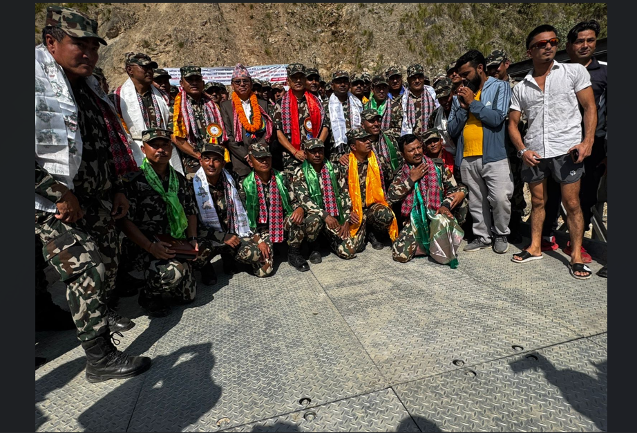 सुनकोशीको बेलिब्रिज सञ्चालनमा, मन्त्री दाहालद्वारा जडानमा खटिने जनशक्तिलाई सम्मान