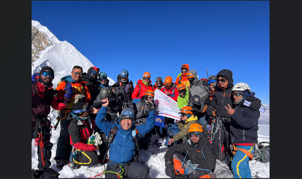 आरोहण अध्ययनरत विद्यार्थी टोली मनाङको थोरङ हिमचुलीमा