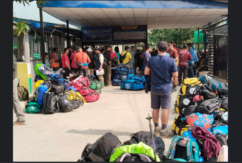 एक हजार बढी पर्यटक मन्थलीमा रोकिए