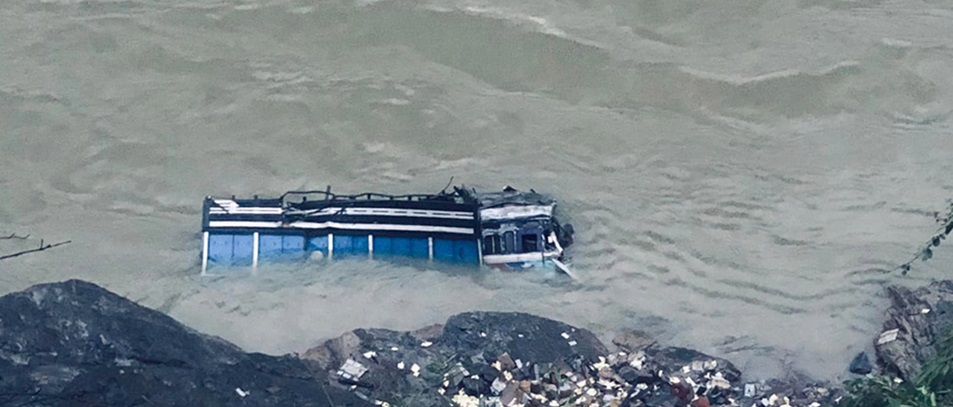 धादिङको खयरघारीमा त्रिशूलीमा ट्रक खस्यो, तीनजनाको उद्धार