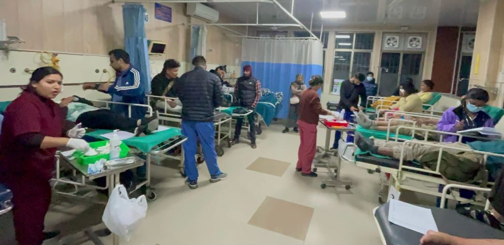 पुलबाट बस  २० मिटर तल खोल्सिमा खस्यो, २४ जना घाइते