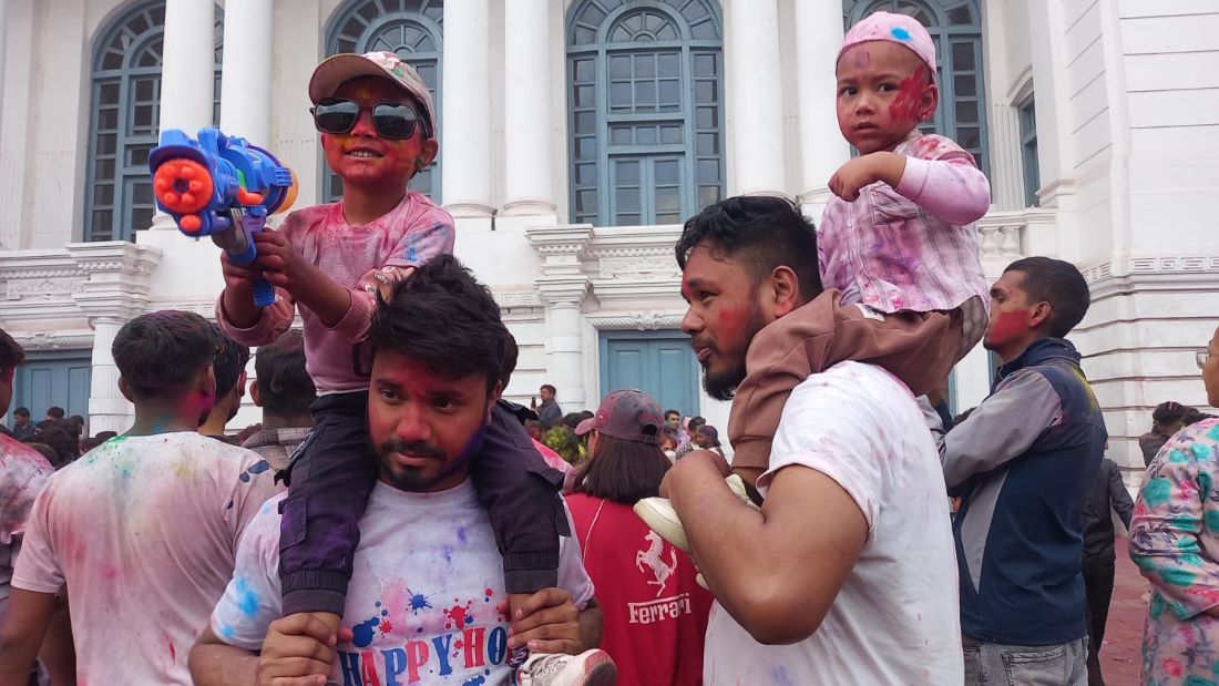 होली पर्वमा यसरी झुम्यो बसन्तपुर र न्यूरोड क्षेत्र (फोटोफिचर)