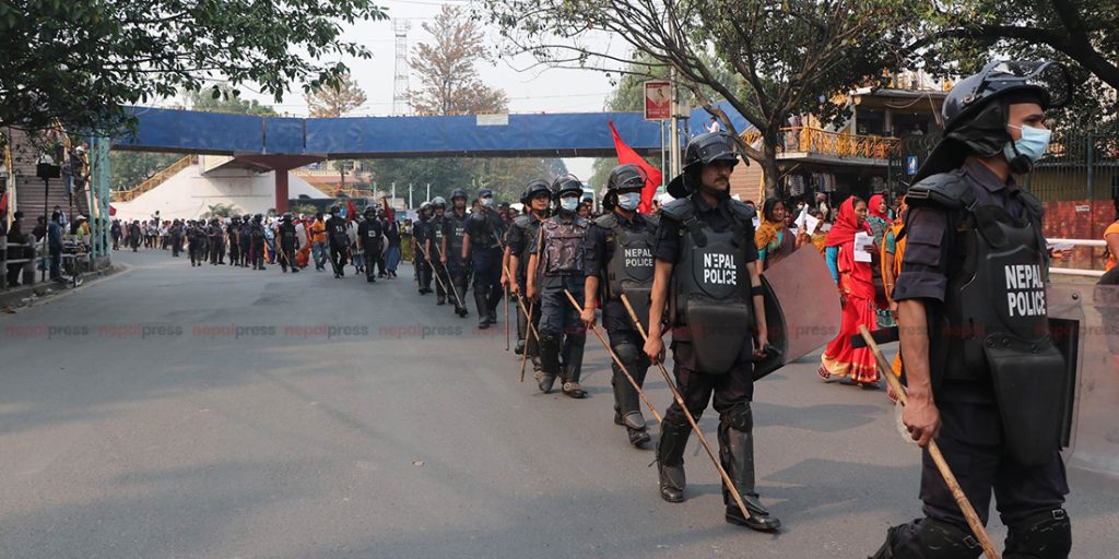 तस्करको गोदाममा छापा मार्दा झडप, प्रहरीले गर्यो हवाई फायर