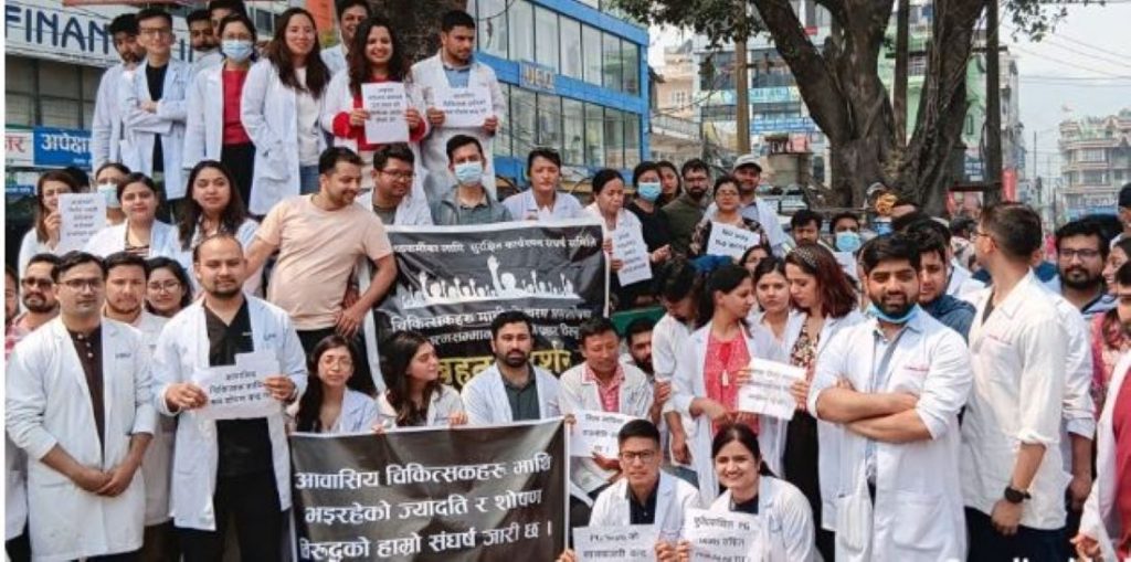 निजी मेडिकल कलेजका आवासीय चिकित्सक किन आन्दोलनमा ?