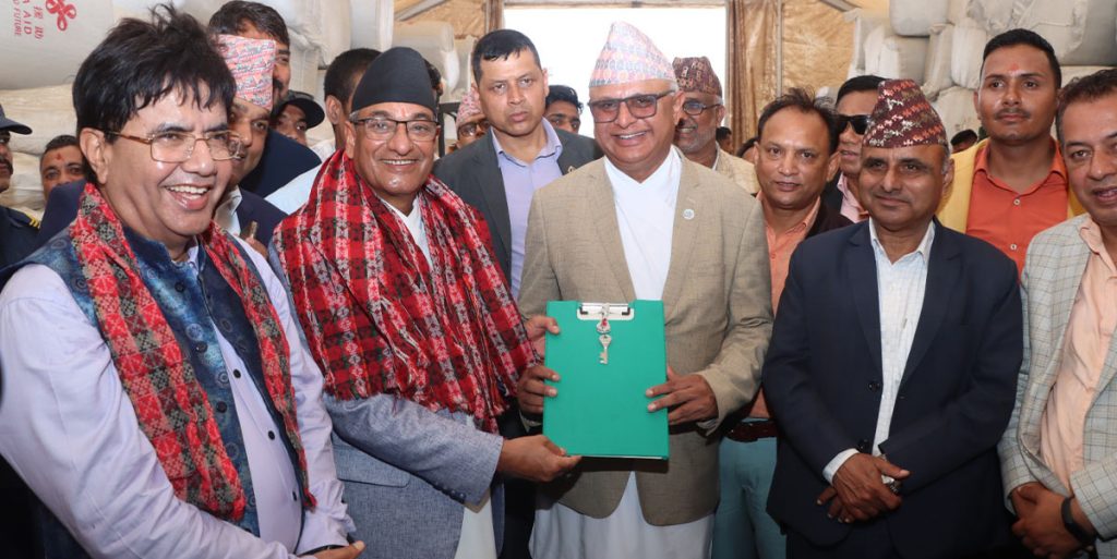 प्रधानमन्त्री ओलीले प्रचण्डसँग भेटेर फोटो खिच्दैमा गठबन्धनमा कुनै असर नपर्ने : गृहमन्त्री लेखक