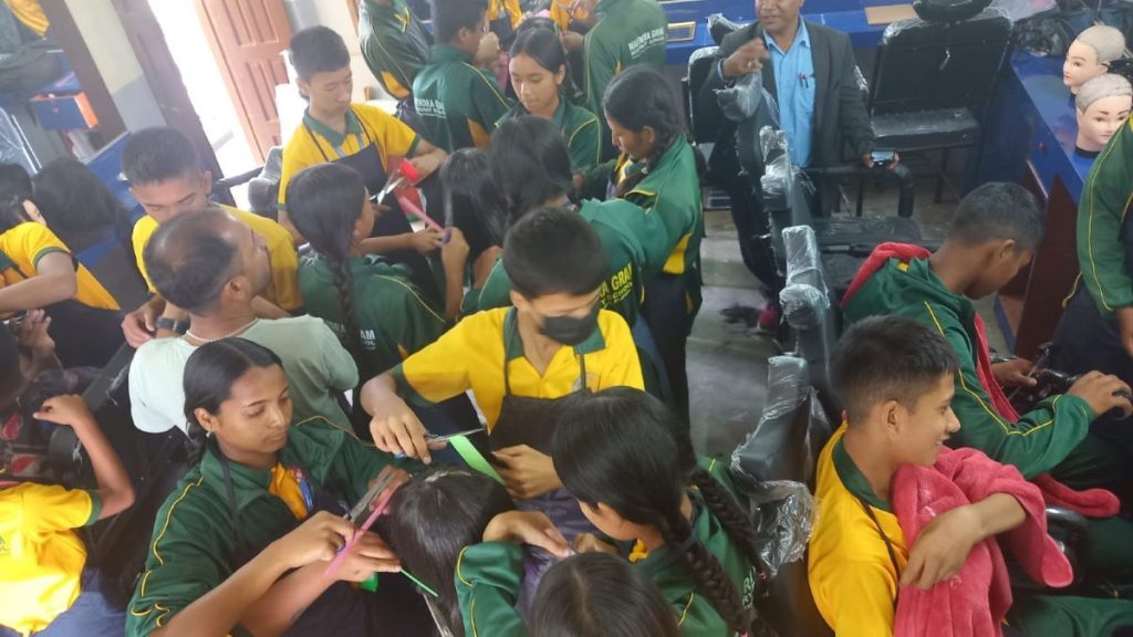 ‘सिक्दै सिकाउँदै कमाउँदै सिक्दै’: महेन्द्रग्राम माविका विद्यार्थीलाई तीनमहिने कपाल काट्ने तालिम