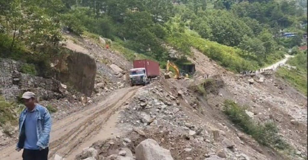 सडक भासिएपछि अवरुद्ध अरनिको राजमार्ग पुनः सञ्चालनमा