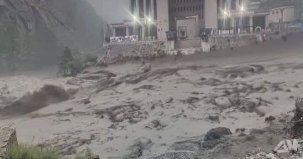 रसुवामा बाढीका कारण तीन प्रहरीसहित १८ बेपत्ता, नौजनाको उद्धार