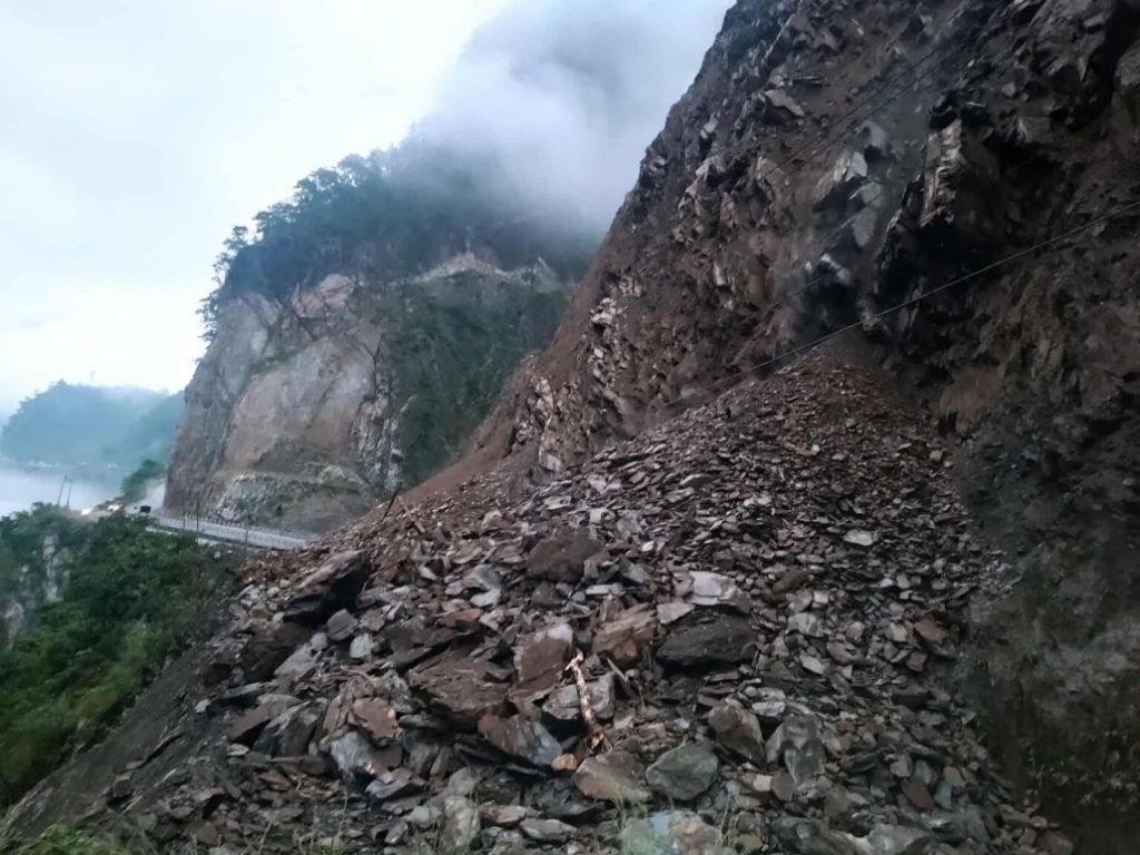 तुइन खोला क्षेत्रको पहिरोः पोखरा–काठमाडौँ यातायात समेत प्रभावित