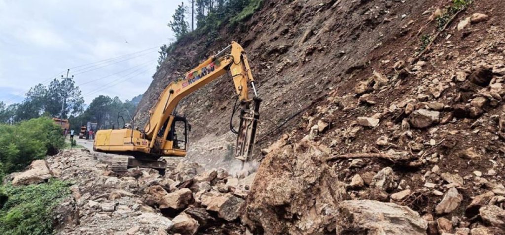 क्षतिग्रस्त सडक पुनर्निर्माणमा १२ अर्ब लाग्ने, अवरुद्ध सडक सञ्चालन सरकारको पहिलो प्राथमिकतामा