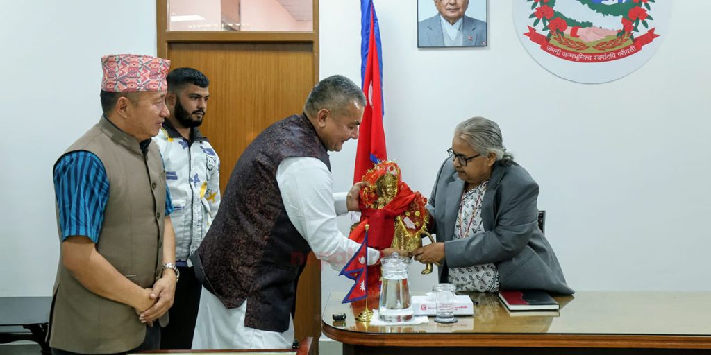 दुर्गा प्रसाईँले प्रधानमन्त्री कार्कीलाई दिए दुर्गाको मूर्ति उपहार, मागे माफी