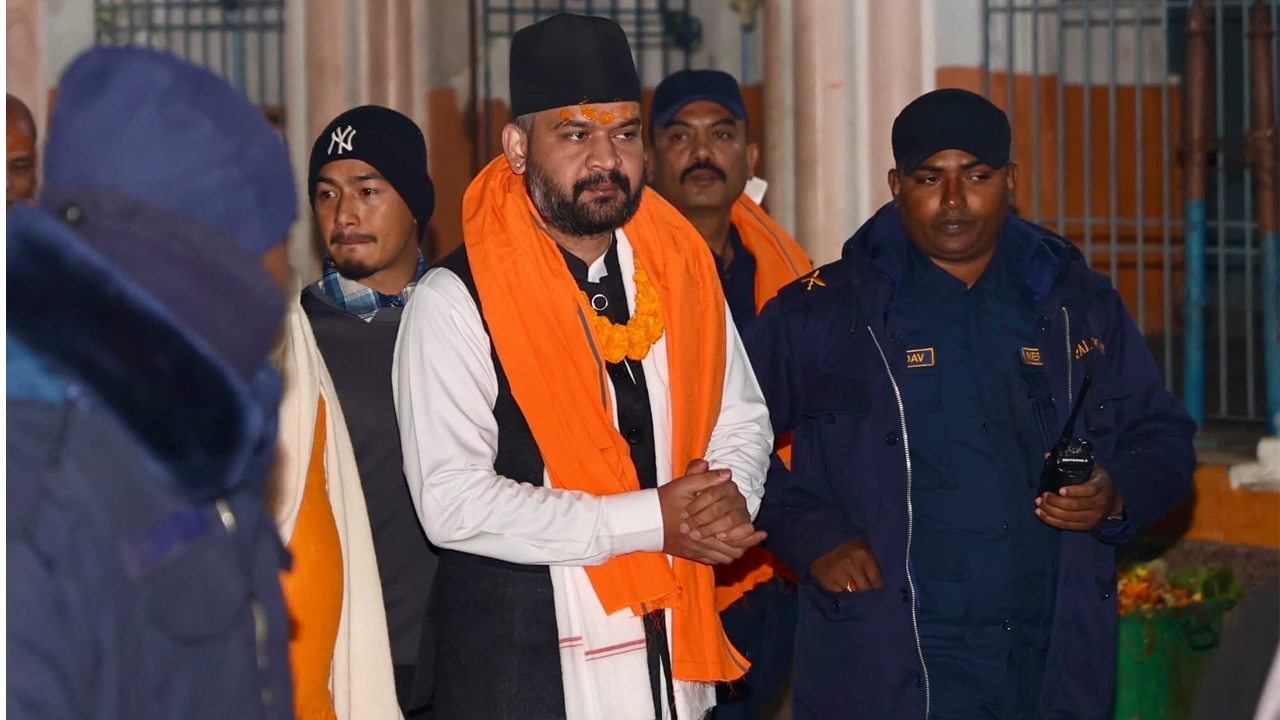 बालेन शाह विहानै पुगे रामजानकी मन्दिर, आरतीमा सहभागी हुँदै गरे पूजाअर्चना