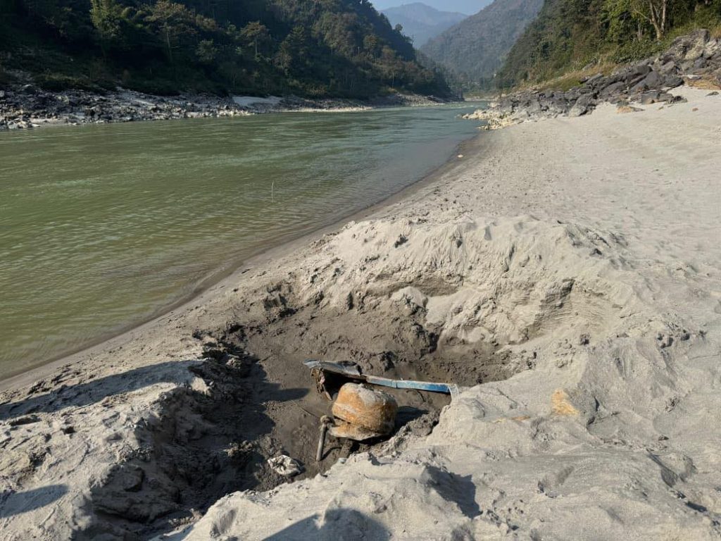 एक वर्षअघि  त्रिशूली पहिरोमा पुरिएको बसको उत्खनन  जारी