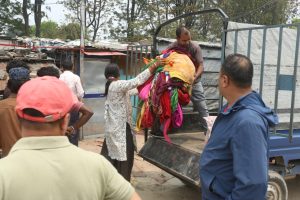 थपाथलीस्थित सुकुम्वासी बस्तीमा रहेकाहरू धमाधम ओर्सादै (फोटोसहित)