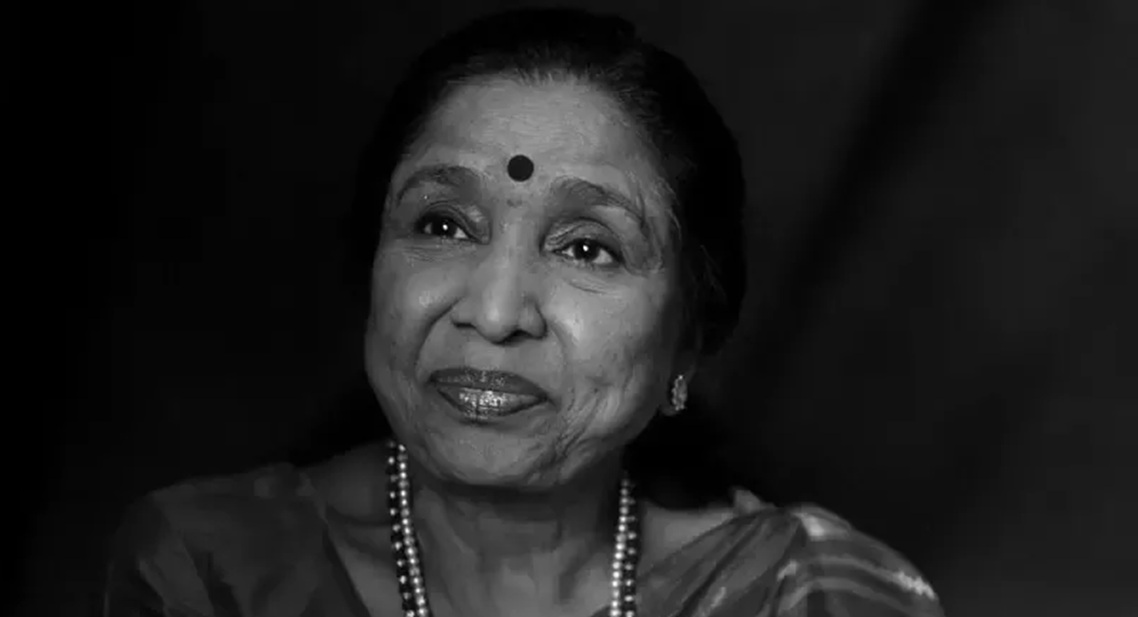 अस्ताइन् प्रसिद्ध भारतीय गायिका आशा भोसले