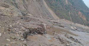 बीपी राजमार्गमा आवागमन बन्द, सवारी साधन होल्ड