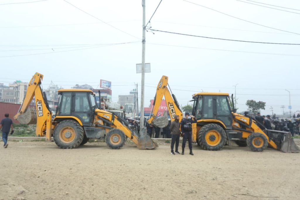 मनोहरा सुकुम्बासी बस्तीमा चलाइयो डोजर