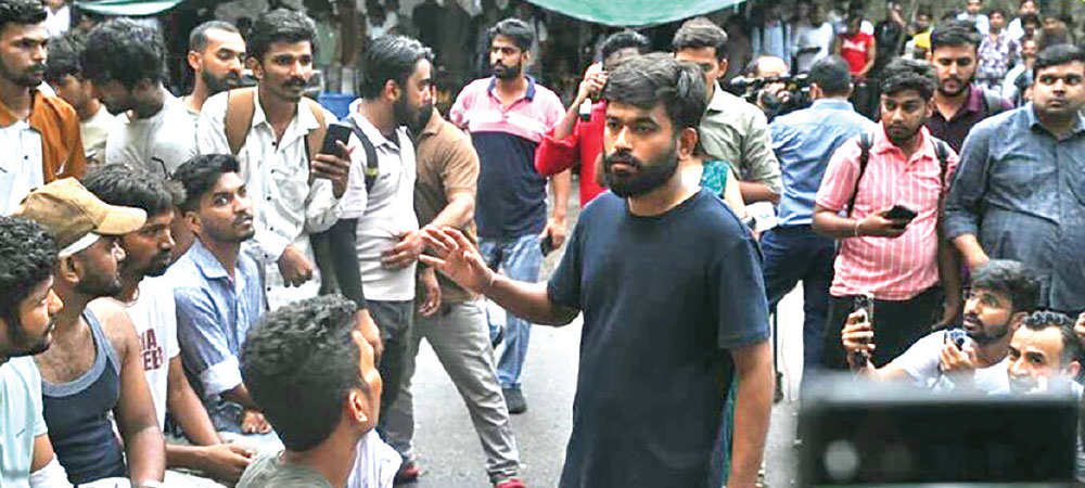 Cockroach protest targets minister’s resignation