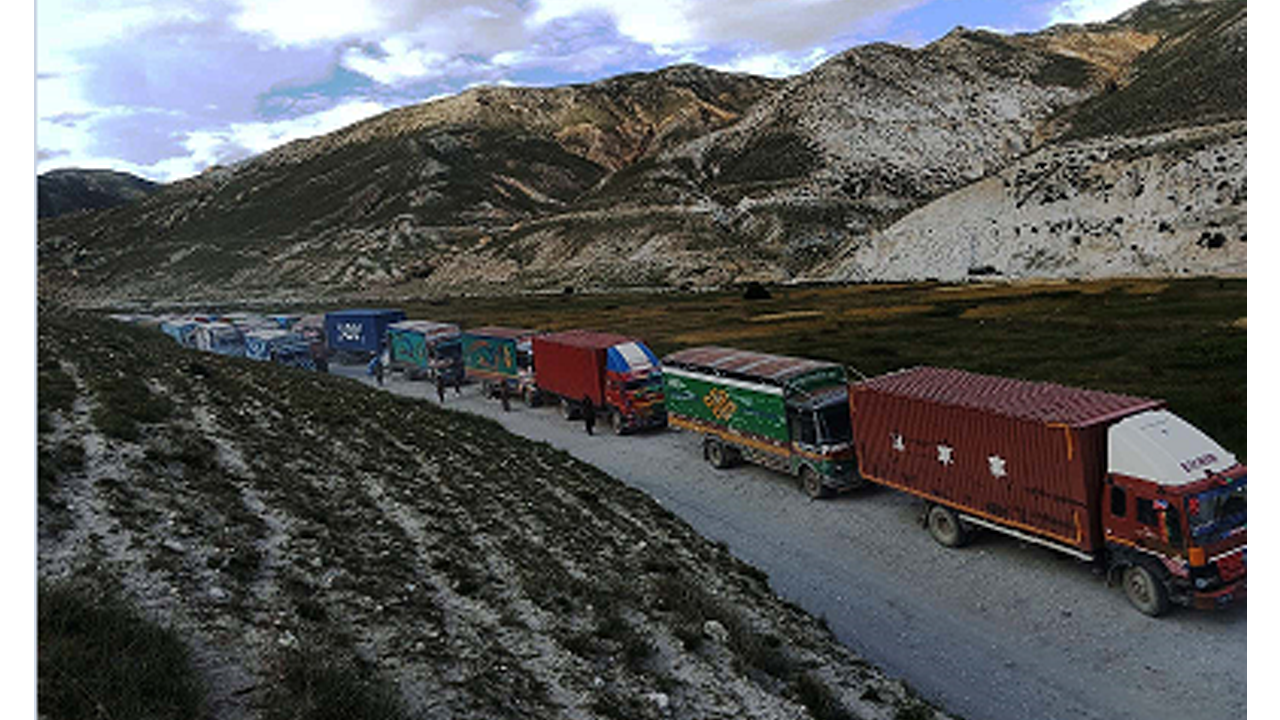 मुस्ताङको लेतेदेखि कोरला नाकासम्म रोकिए ५०० बढी कन्टेनर
